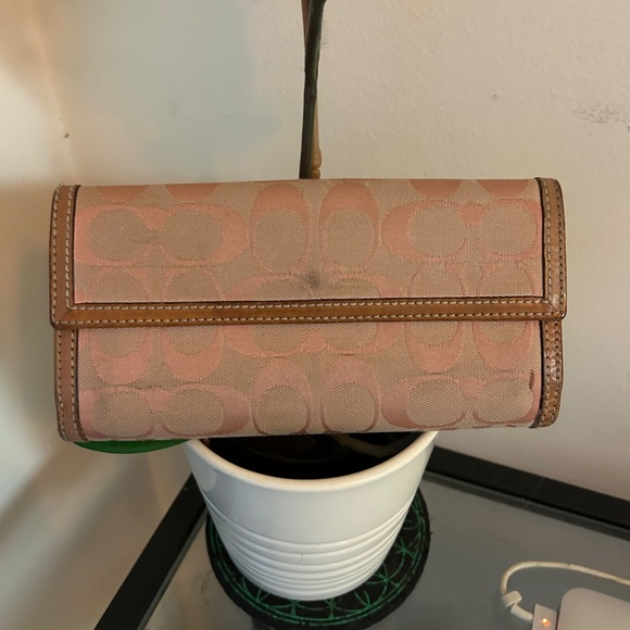 Authentic Coach Beige Signature Fabric Pink Patent Leather Turnlock Slim Wallet - Picture 3 of 5